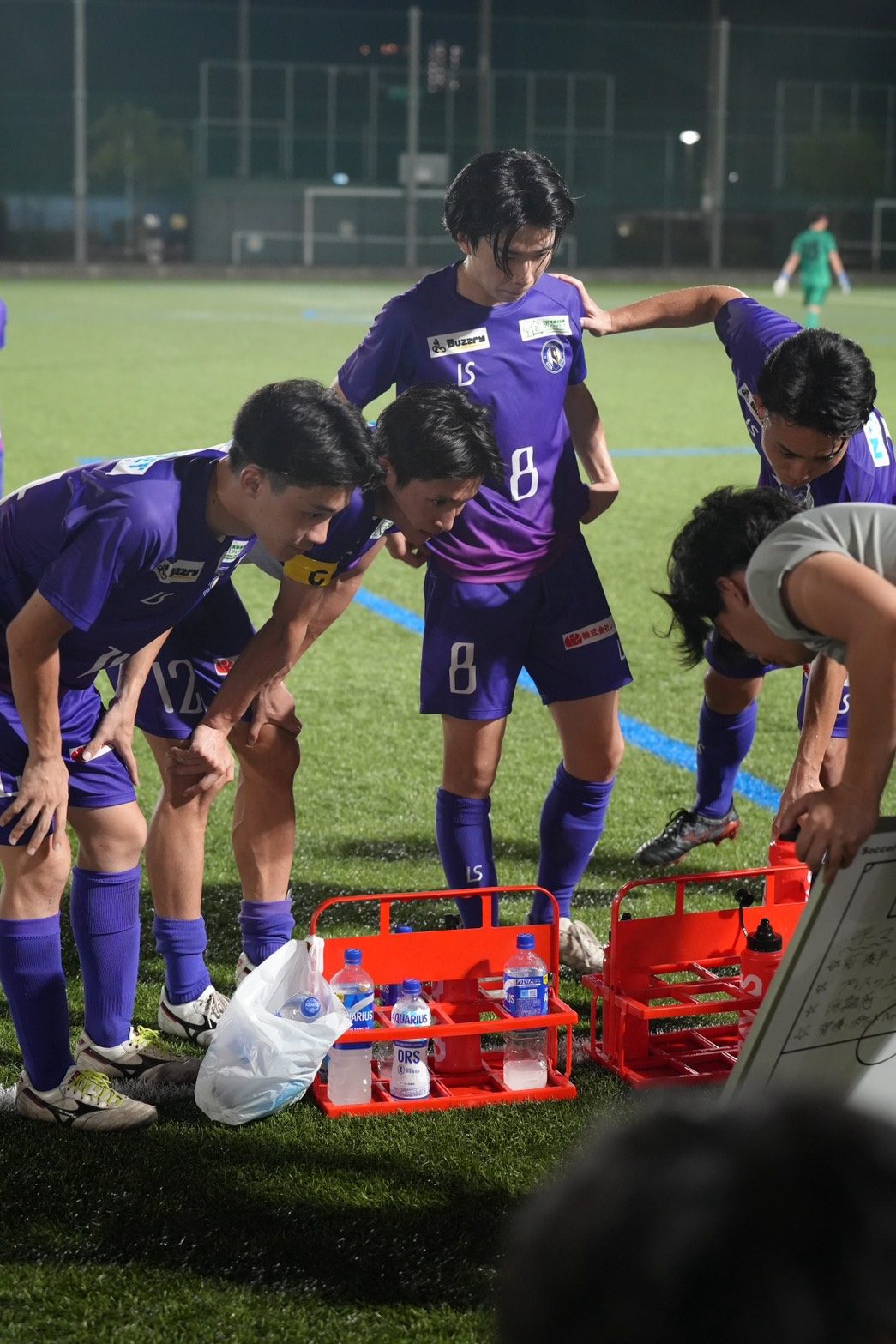 試合中に円陣を組む選手たち